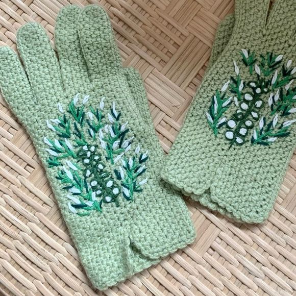 Wool Gloves with Embroidered Garden Design in Mint Green 🌷✨✨✨ - Picture 2 of 9